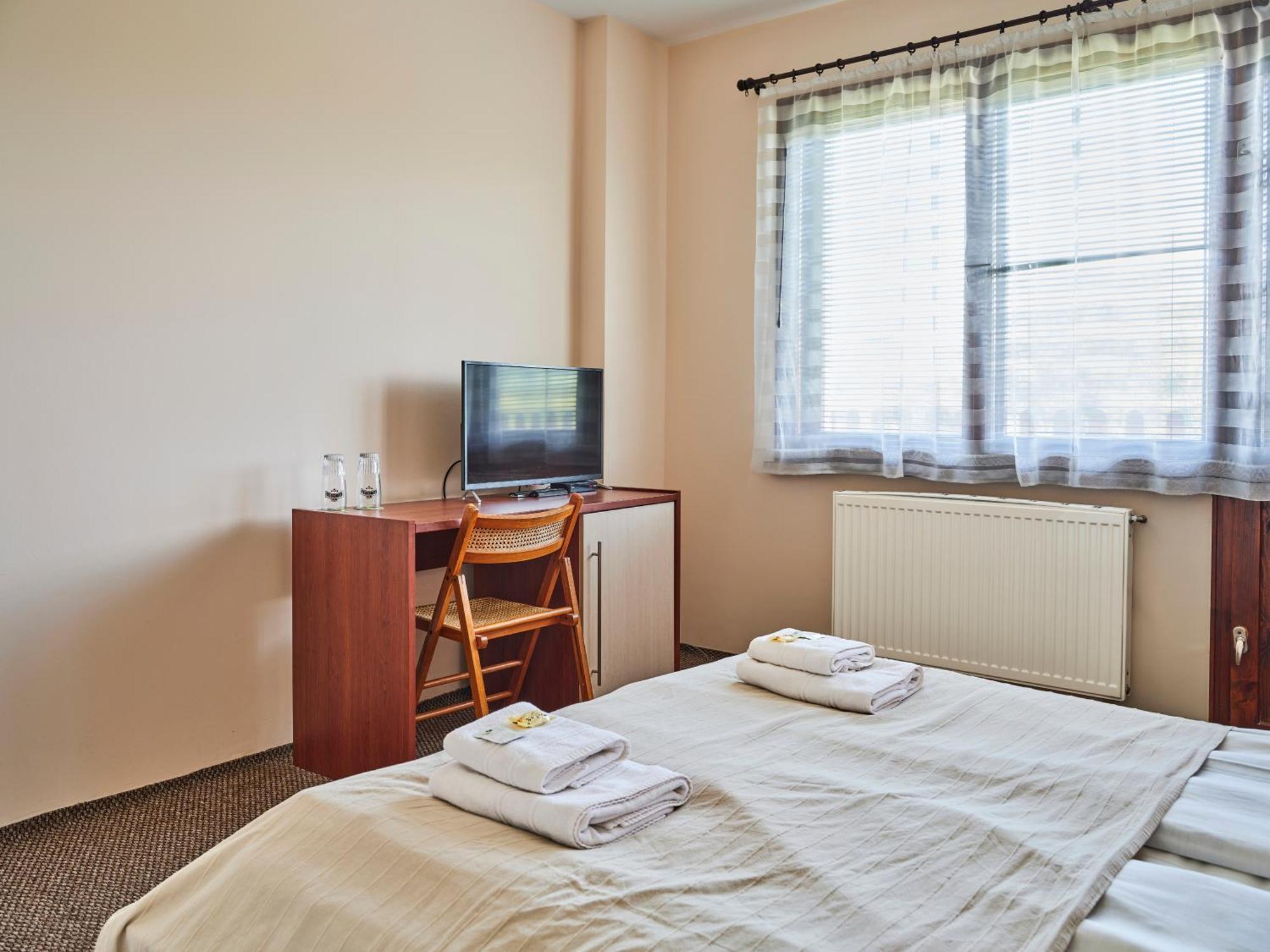 אפרילצי Hotel Tihiat Kat מראה חיצוני תמונה