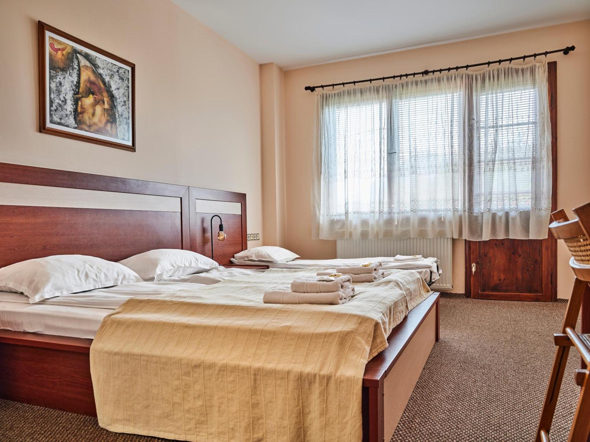 אפרילצי Hotel Tihiat Kat מראה חיצוני תמונה